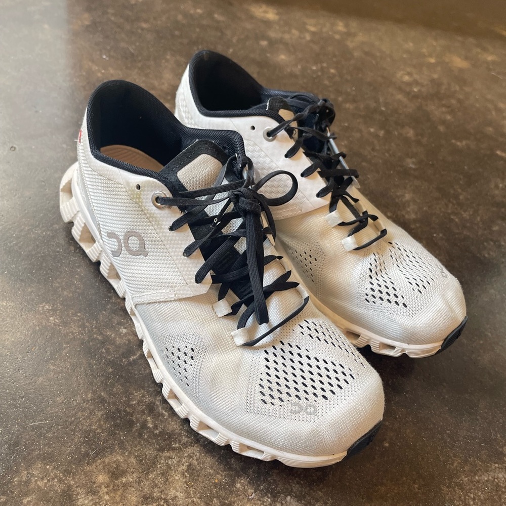 Size 8 White/Black on cloud. CloudX.